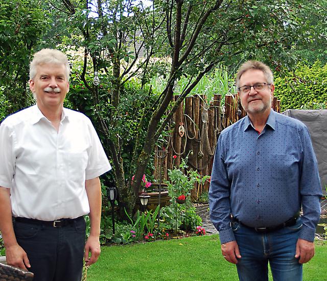 Auch eine direkte Unterstützung alter, hilfsbedürftiger Menschen ist im Einzelfall nach einem Beschluss des Kuratoriums möglich. Geschäftsführer Heinrich Klausgrete und Vorstand Horst Thiele.  | Foto: Foto: Heuer