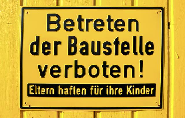 Unberechenbar, gefährlich – und überall: Das Corona-Virus respektiert keine Regeln. „Da können noch so viele Verbotsschilder stehen. Wenn sich einer garantiert nicht daranhält, dann das Corona-Virus“, sagt Karina Pfau. Die IG BAU-Bezirksvorsitzende warnt vor einem wachsenden Corona-Risiko auf dem Bau.