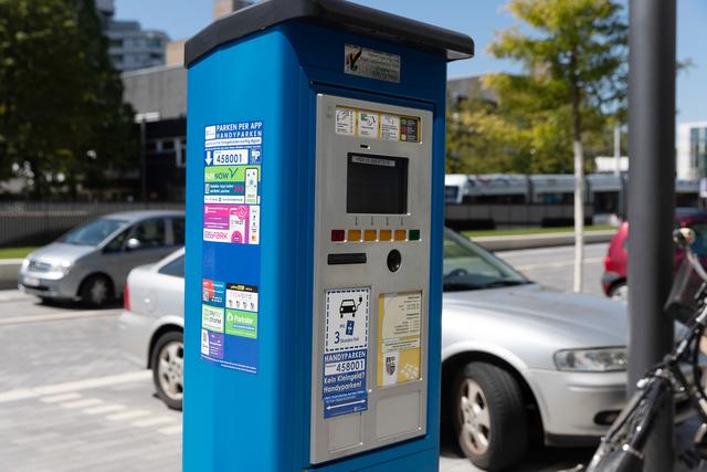 Die Parkscheinautomaten in der Stadt sind alle mit Aufklebern versehen, die auf die unterschiedlichen Anbieter der Park-App hinweisen, aber auch über die Anwendung informieren.