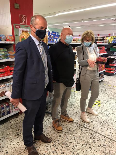 Karin Welge im Gespräch mit Marktleiter Jörg Sander und Geschäftsführer der GAFÖG Folker Gebel