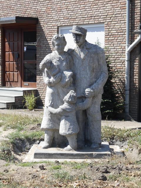 Da stehen sie noch bis Ende September. Die Bergbaufamilie in der 5. Siedlung in Lohberg. Vorerst soll die Skulptur aus den 50er Jahren eingelagert werden.