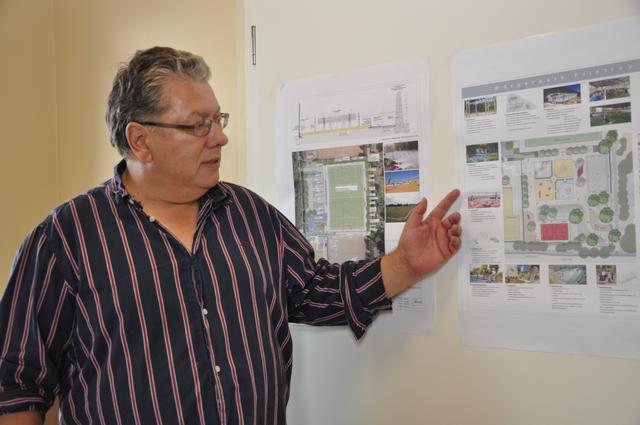 Dietmar Lohe, zweiter Vorsitzender des SC Frintrop, macht auf eine Besonderheit der Planung deutlich: Die 30x15 Meter große Kalthalle, die im zweiten Bauabschnitt im Bereich des Bürgerparks entstehen soll, ist nahezu einzigartig in NRW. Dort können Sportangebote wie Badminton, Fußball, Volleyball oder Gymnastik stattfinden. Seitenwände hat die Halle keine, die Fläche ist nur überdacht und somit weitgehend Wetter unabhängig.