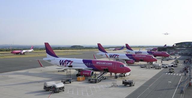 Wizz Air hat eine Basis mit drei A320-Flugzeugen in Wickede eröffnet und hofft, dank nach Osten verlegter Landeschwelle künftig größere Maschinen einzusetzen.