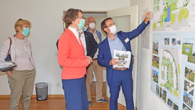 Anhand von Plänen erläuterte Sven Karth, Vorstandsvorsitzender von "spar + bau Velbert", Ina Scharrenbach, Ministerin für Heimat, Kommunales, Bau und Gleichstellung, welche Modernisierungs-Maßnahmen demnächst in den 90 öffentlich-geförderten Wohnungen in Velbert vorgenommen werden sollen.