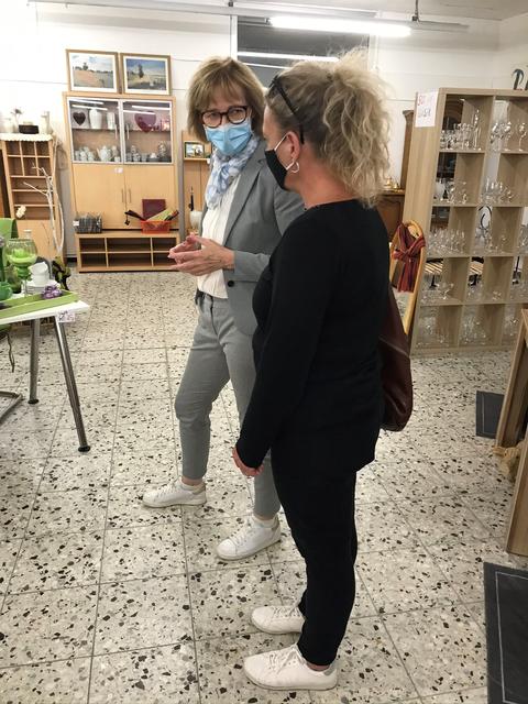 Karin Welge informiert sich im Sozial-Kaufhaus in-petto