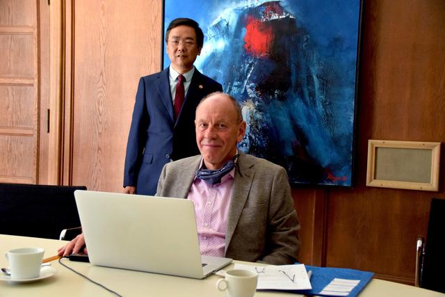 Oberbürgermeister Bernd Tischler und Jian Guo (DCKD) bereiten sich auf die Videokonferenz vor. Foto: Stadt Bottrop