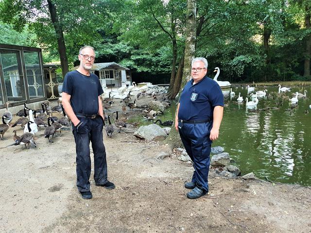 Bei diesen Temperaturen war es schon schweißtreibend : Feuerwehrpressesprecher Jens Herkströter (re.) und Thorsten Kestner, Vorsitzender der Paasmühle e.V.  (li.).