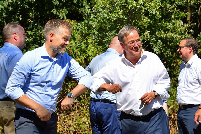 Corona-Gruß für ein Pressefoto ...