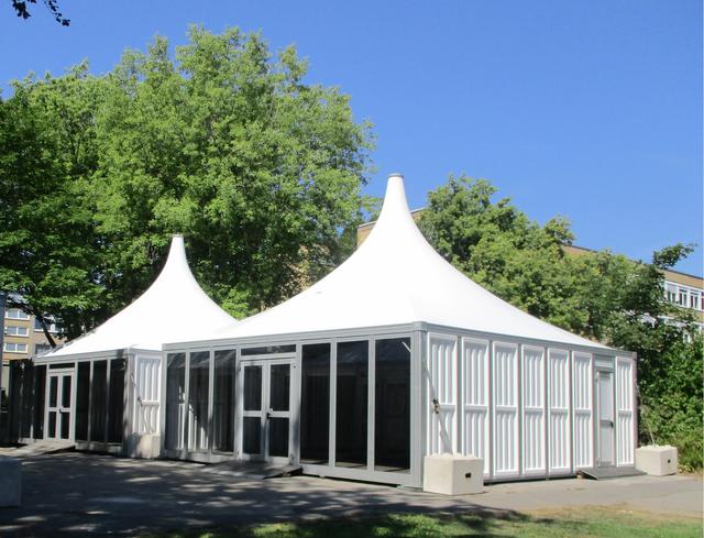 Zum Schulstart werden einige Schüler hier am Max-Planck-Gymnasium in mobilen Klassenraumzelten lernen. Nach Lieferschwierigkeiten von Klassenraum-Containern, griff die Stadt zur Notlösung.