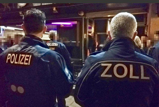 Am Freitagabend (7. August) führte die Polizei Recklinghausen gemeinsame Kontrollen mit dem Hauptzollamt Dortmund, der Finanzkontrolle Schwarzarbeit Gelsenkirchen und Ordnungsämtern behördenübergreifend in den Städten Bottrop, Dorsten, Marl, Haltern am See, Gladbeck, Recklinghausen und Herten durch.