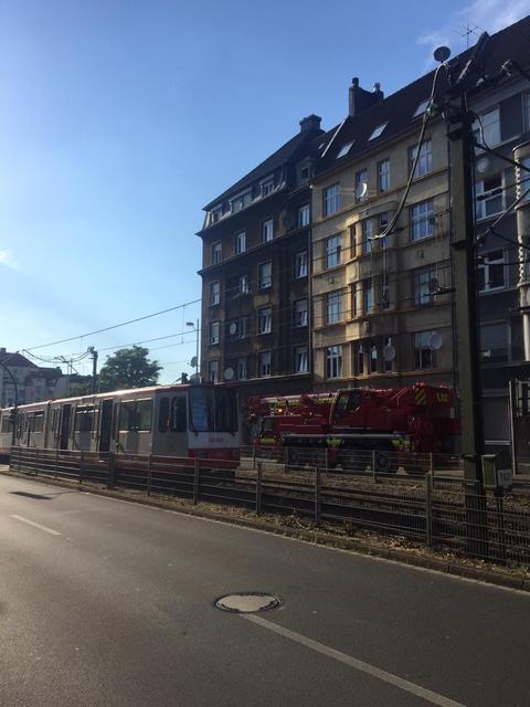 Ein tödlicher Unfall ereignete sich auf der Mallinckrodtstraße. Ein junger Mann war auf den Gleisen der Stadtbahn von einem Wagen der U49 erfasst und überfahren worden. | Foto: Feuerwehr Dortmund