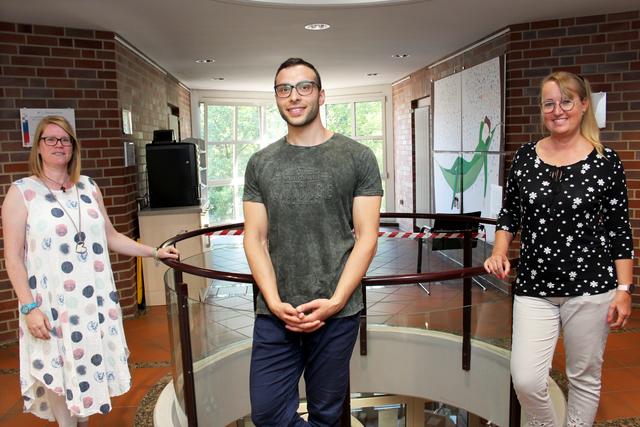 Mohammadreza Servatjoo (M.) mit Ausbildungsleiterin Cornelia Knop (l.) und seiner derzeitigen Kollegin Anke Mertin (r.), Assistentin der Verwaltungsleitung.