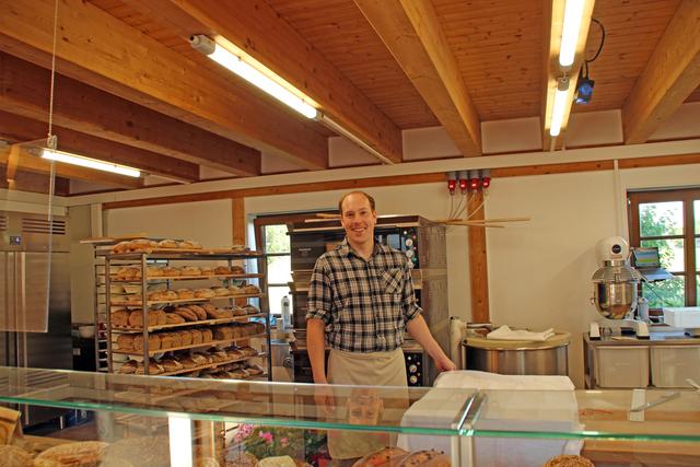 Christian Hömberg inmitten seiner Backstube, die auch zugleich Hofladen "Brotkultur" ist. | Foto: K. Rath-Afting