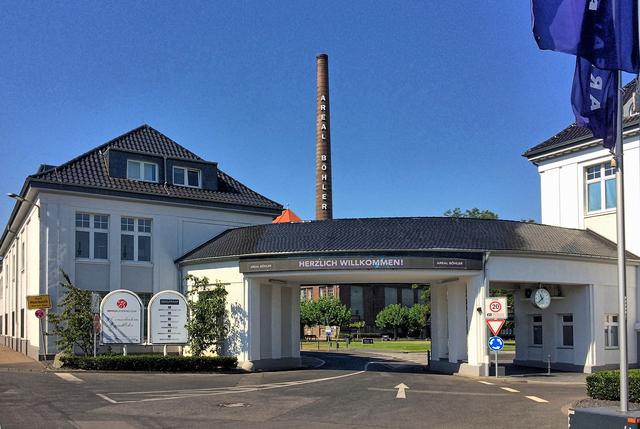 Der Eingang auf der Düsseldorfer Seite mit der Düsseldorfer Adresse. Das eigentlich Werk liegt in (Meerbusch-) Büderich.