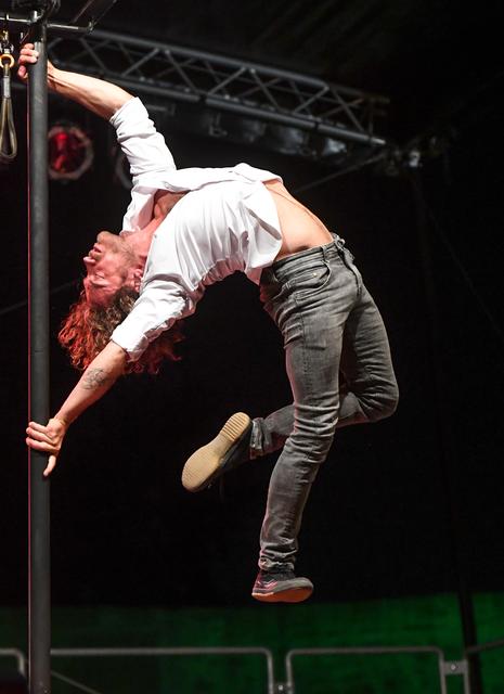 Artistik an der Stange, die so gar nichts mit Pole dance zu tun hatte zeigte Ihor Yakymenko.
