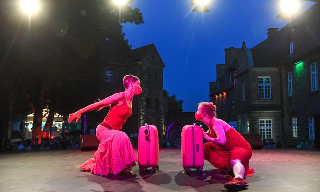 Die tanzbar_Bremen erzählte mit Koffern Geschichten.