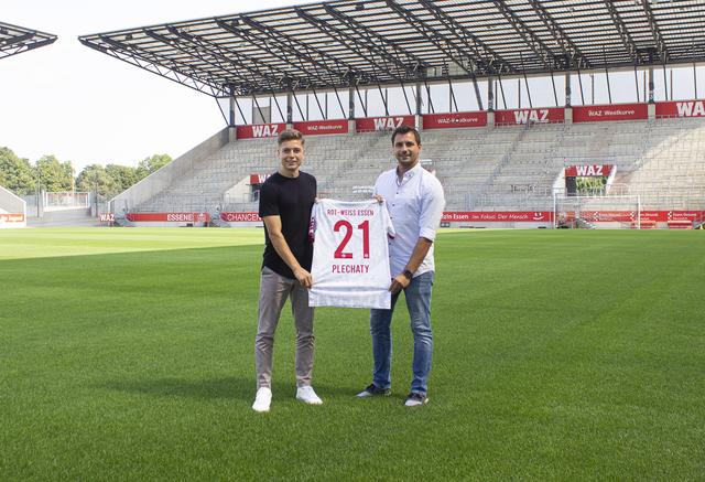 Die neue Nummer 21 bei RWE: Sandro Plechaty (l.) und Sportdirektor Jörn Nowak.