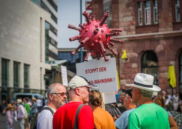Gegen Corona-Schutzauflagen demonstrierten rund 2.800 Menschen in Dortmund auf dem Hansaplatz.   | Foto: Andreas Klinke
