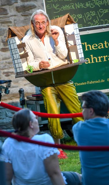 Jörg Kölling erzählte Shakespeares Sommernachtstraum in nur zehn Minuten.