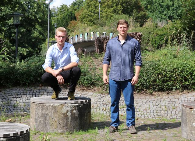 Björn Sinder (l.) absolvierte seine Ausbildung als Bester im Schulbezirk, Adrian Becker (r.) ist der Drittbeste.