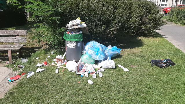 Überreste einer kleinen Grillfete. Der parkähnliche Spielplatz an der Hausackerstraße.