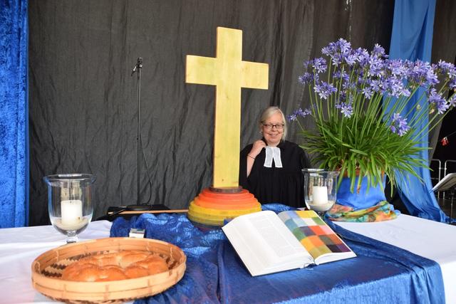 Pfarrerin Anke Maria Büker-Mamy hält auf der Bühne den Gottesdienst der besonderen Art ab. Foto: Evangelische Kirchengemeinde