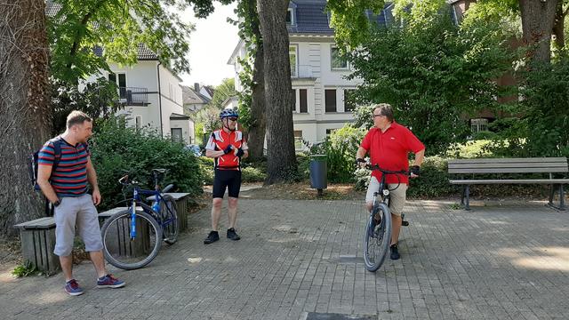 Bezirksbürgermeister Klaus Persch (rechts im Bild) im Gespräch mit Fraktionsvorsitzenden Günther Schröder und dem Ratskandidaten der Margarethenhöhe Michael Manderscheid.