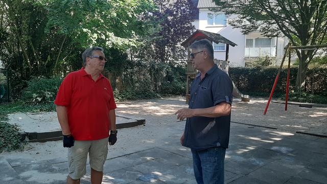 Bezirksbürgermeister Klaus Persch im Gespräch mit Harald Hagen, dem Gründer der Initiative „Wir sind Holsterhausen“ auf dem Spielplatz Hans-Thoma-Straße.
