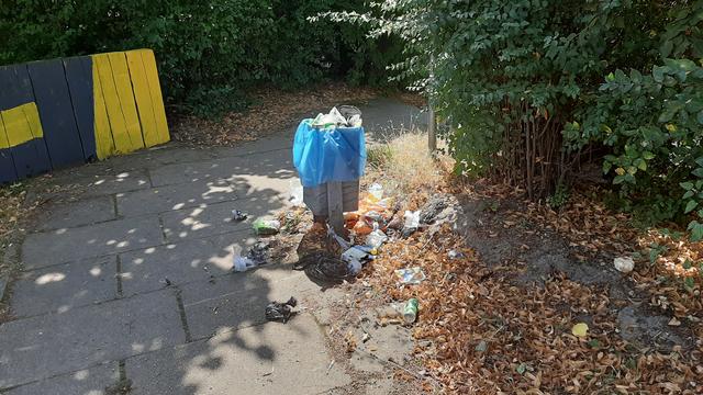 Müllproblematik auf dem mittlerweile eingeebneten privaten Spielplatz an der Adolf-Schmidt-Straße.