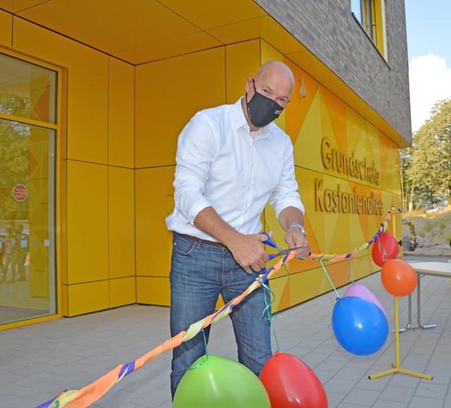 Velberts Bürgermeister Dirk Lukrafka eröffnete am Mittwochmorgen die neue fünfzügige Grundschule an der Kastanienallee, die anschließend von den Kindern der zweiten bis vierten Klasse gestürmt wurde.