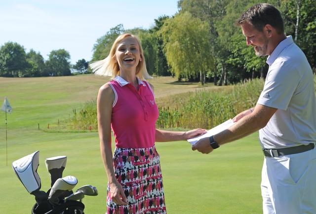 Golflehrer Tim Müller hat Lisa Loch zur Platzreife geführt: „Das hat sie sehr gut gemacht.“
Foto: Bangert