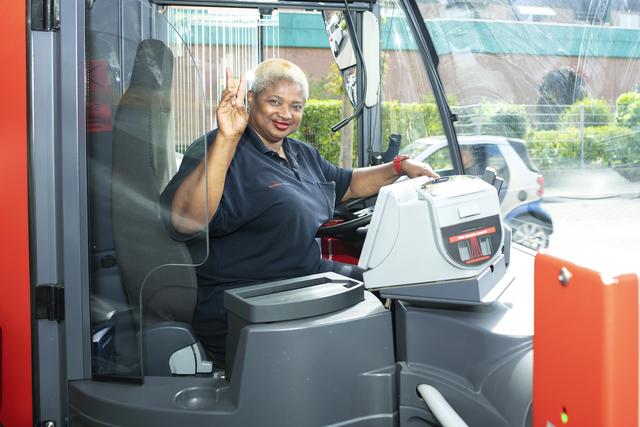 Esther Otasowie Osawe begrüßt die Gäste im neuen Schnellbus.