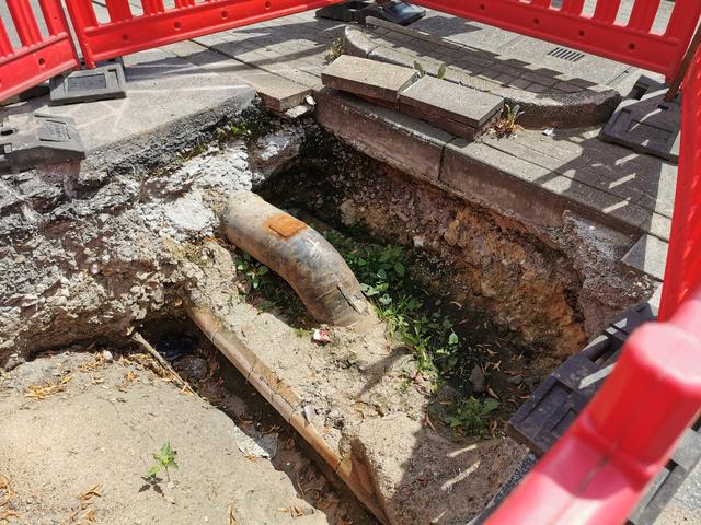 Ein Blick in die offene Baugrube. "Was passiert, wenn ein Auto in die Grube kracht?", fragt Anwohner Rolf Baransky. "Das ist hier kein Pille Palle, sondern eine echte Gefahrenquelle."