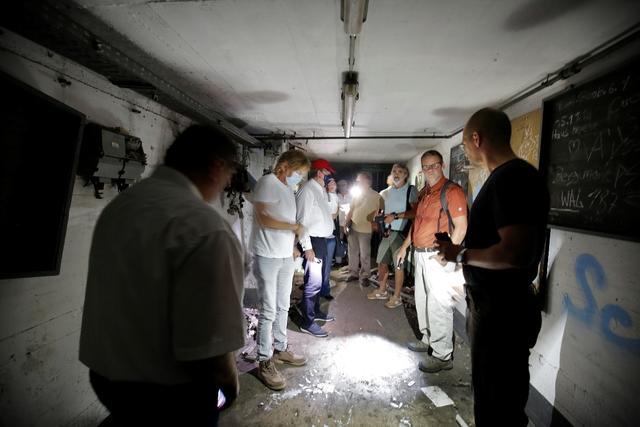 Im ehemaligen Sprengstoffbunker erläutert Gratzel (re.) seine Idee für ein Amphibienhabitat.