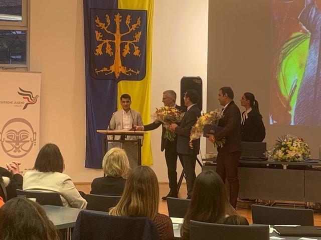 Aus den Händen des Oberbürgermeister nimmt Nehmat den Integrationspreis der Stadt Hagen entgegen.  | Foto: Andreas Rau