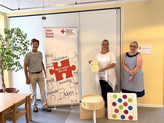 von rechts: Nicole Gebhardt, Birgit Schulze im Hove, Leiterinnen der DRK-Kindertageseinrichtungen Zwergenland und Sandkorn, Axel Reber, Vorstandsmitglied Rotkreuz-Stiftung Dortmund