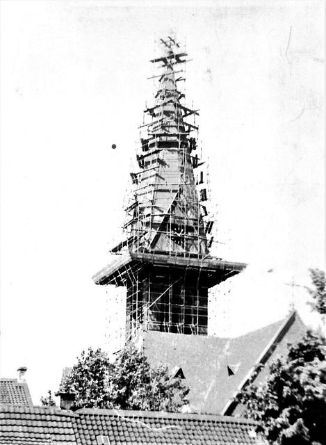 Hier wird der Turm fertig gestellt.
Foto: Kirchenarchiv 
