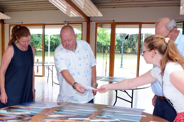 Kristina Derks (links) und Kimberly Fylla (rechts) bereiteten die Präsentation der Fotos im Haus am See - GochNess in Kessel vor.