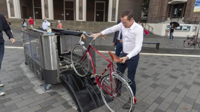 Stadtrat Dr. Christopher Schmitt schiebt sein Rad in die Waschanlage.