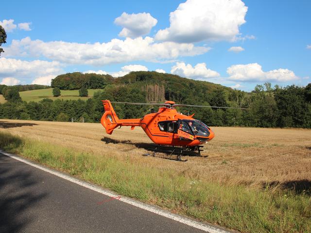 Der vom Rettungsdienst zum Unglücksort gerufene Hubschrauber landete nahe der Unfallstelle auf einer Wiese des Gut Kuhlendahl.
