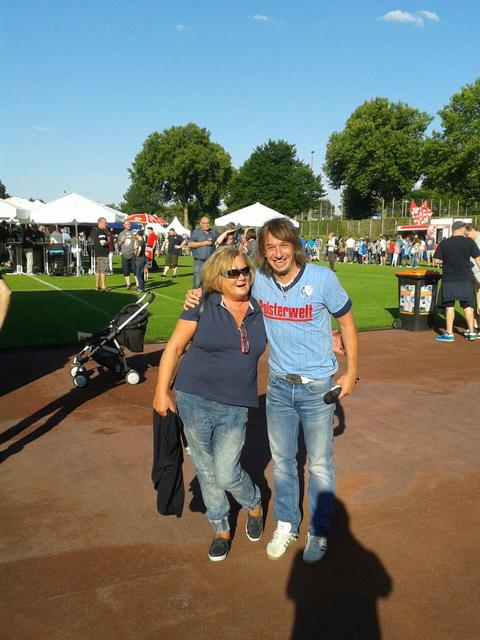 Zum Verein und Promi treffen.
Michael Wurst im Arm.