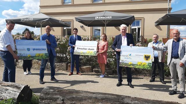 Emscher-Auen: Rajko Kravanja (Bürgermeister der Stadt Castrop-Rauxel, links), Prof. Dr. Uli Paetzel (Vorstandsvorsitzender der Emschergenossenschaft, 4. v.l.), und Ullrich Sierau (Oberbürgermeister der Stadt Dortmund und Vorsitzender des Genossenschaftsrates, 3. v.r.) verkündeten mit weiteren Jurymitgliedern den neuen Namen für das Hochwasserrückhaltebecken zwischen Dortmund und Castrop-Rauxel.