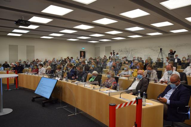 Rund 100 Besucher verfolgten den Besuch des gesundheitsministers. 