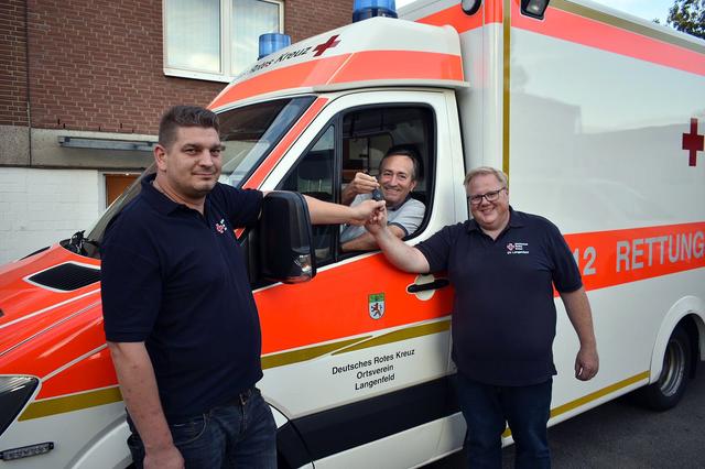 Freuen sich über den neuen Rettungswagen (von links): Björn Ruthemeyer, Bereitschaftsleiter, Jürgen Jungmann, stellvertrender Vorsitzende und Dirk Paege, Leiter des Rettungsdienstes.  | Foto: Thomas Nüchter