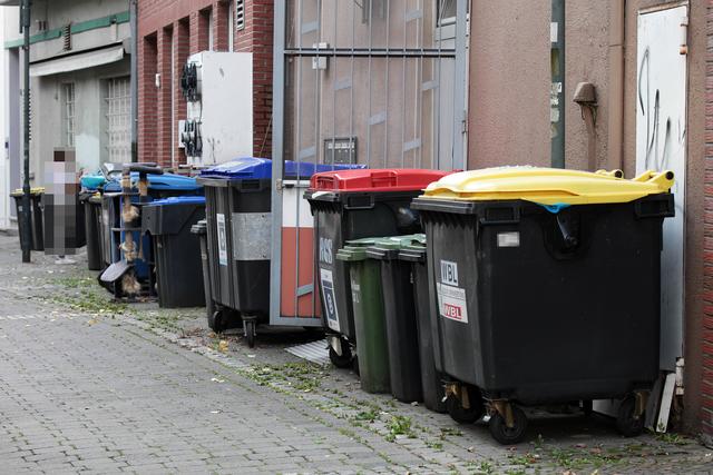 Tonne an Tonne an Tonne - das ist aktuell die Situation an der Kirchstraße in Lünen.