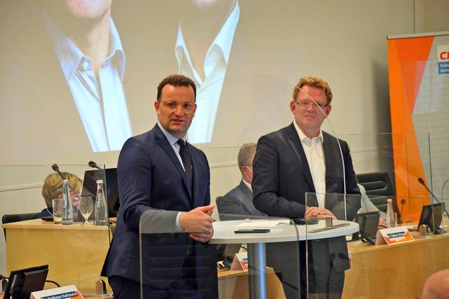 "Wenn das Virus einmal im Pflegeheim ist und nicht sehr schnell isoliert wird, schlägt es brutal zu", verteidigt Jens Spahn, hier mit OB-Kandidat Dr. Andreas Hollstein die Besuchsverbote in Seniorenheimen. Eine Entscheidung, die ihm als Gesundheitsminister am schwersten gefallen sei.    