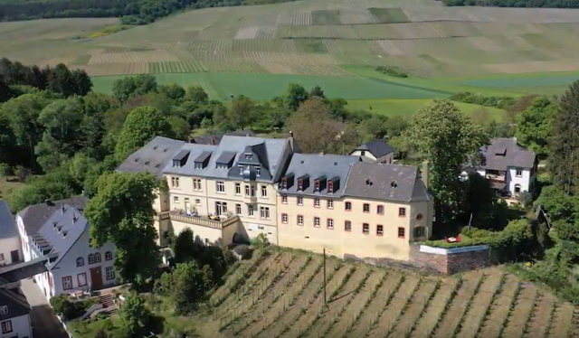Der Klosterhof Siebenborn liegt idyllisch im Moseltal.