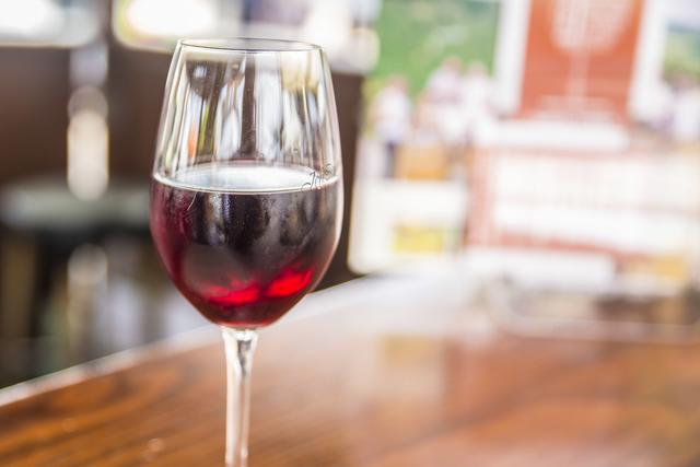 Auch daheim lässt sich Wein prima verköstigen.