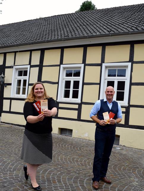 Die Betriebsleiter Dr. Linda Frenzel und Dirk Lukrafka präsentieren das aktuelle Spielprogramm.