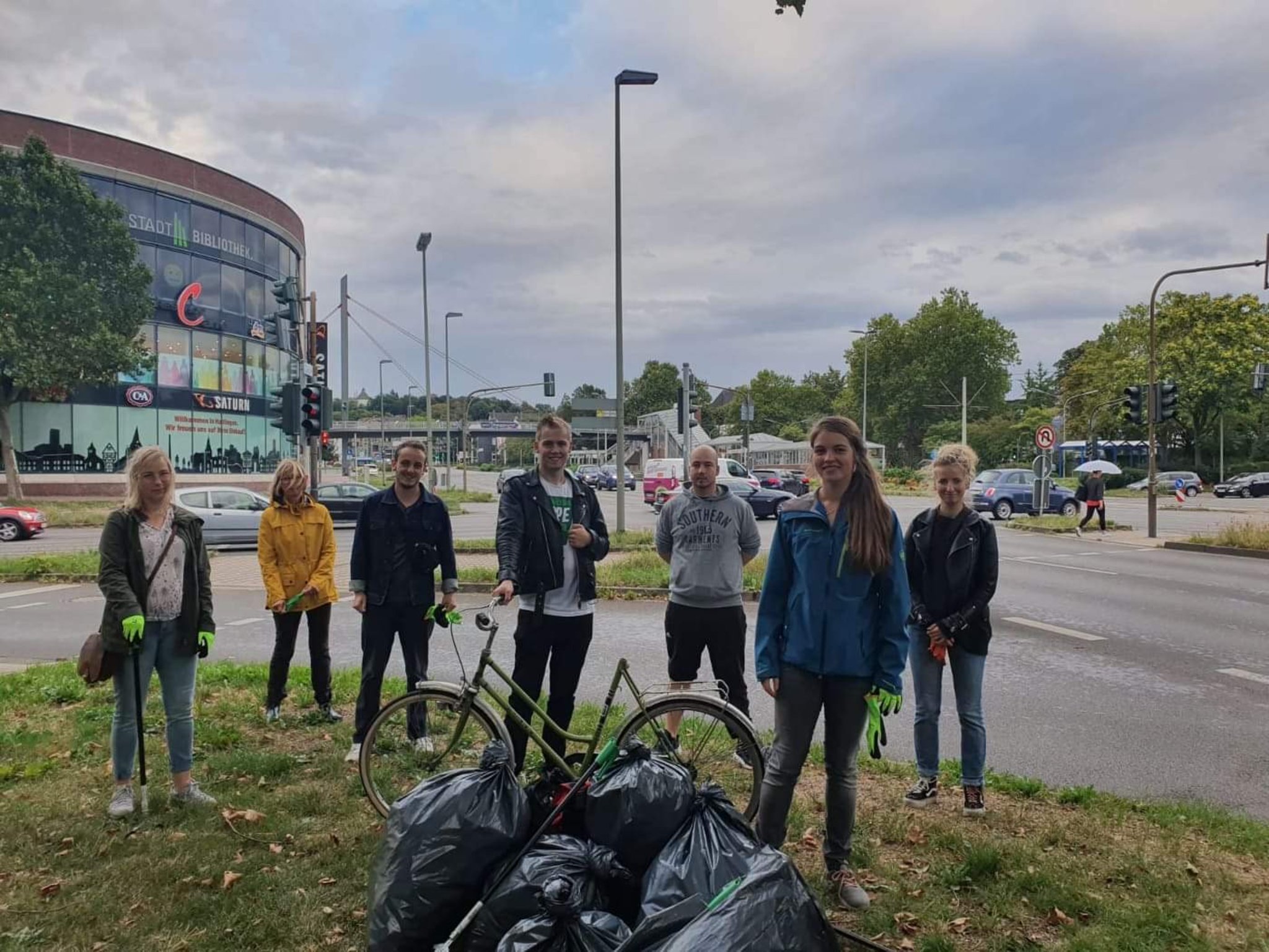 Spontane Müllsammelaktion im Zentrum Hattingens, der S-Bahn und entlang ...